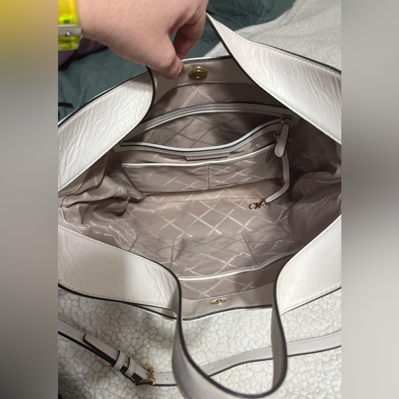 Michael Kors Devon Tote - Picture 4 of 6